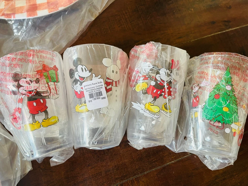 Pottery Barn Kids Melamina Mickey Navidad 4 Platos 4 Tazas 4 Cargadores Juego de 12 Piezas Foto 2 de 4