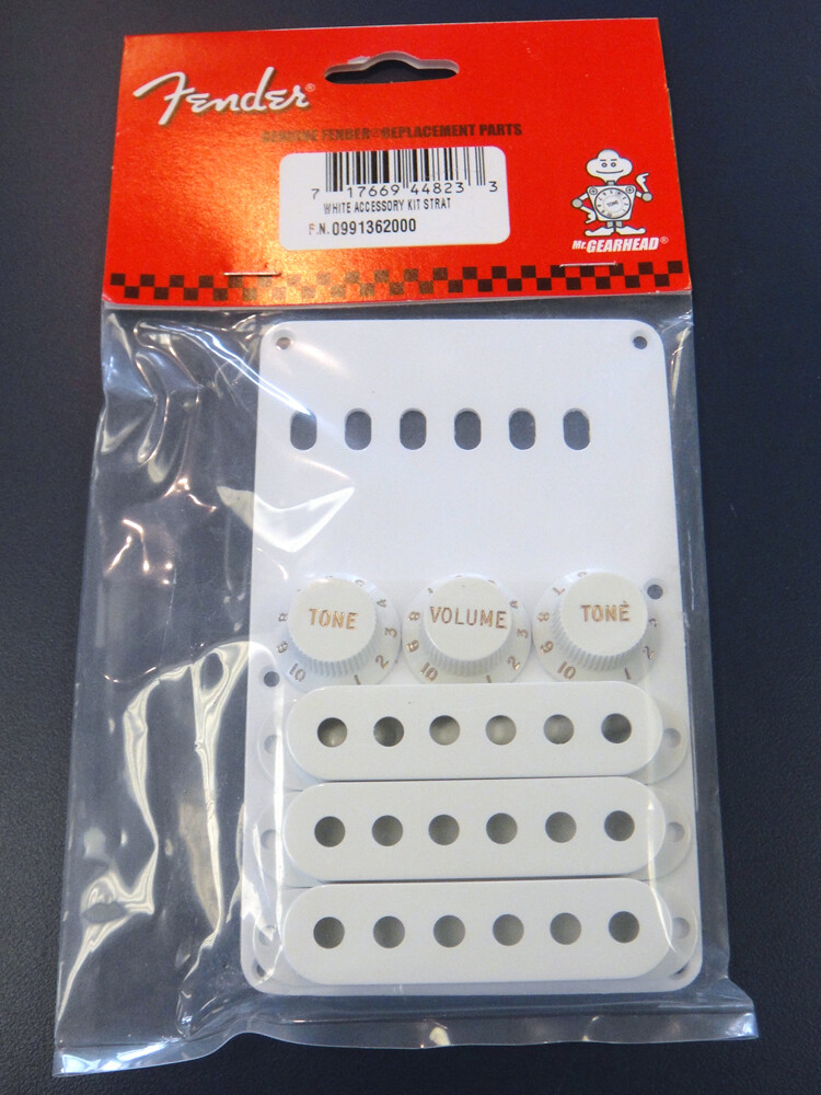 Fender 099-1362-000 Accessory Kit Für Strat – Weiß, Inkl. Tremoloabdeckung, Knöpfe & Co.