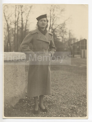 Mode 1930: Frau in Mantel und Faltenhut - Foto Vintage Fashion