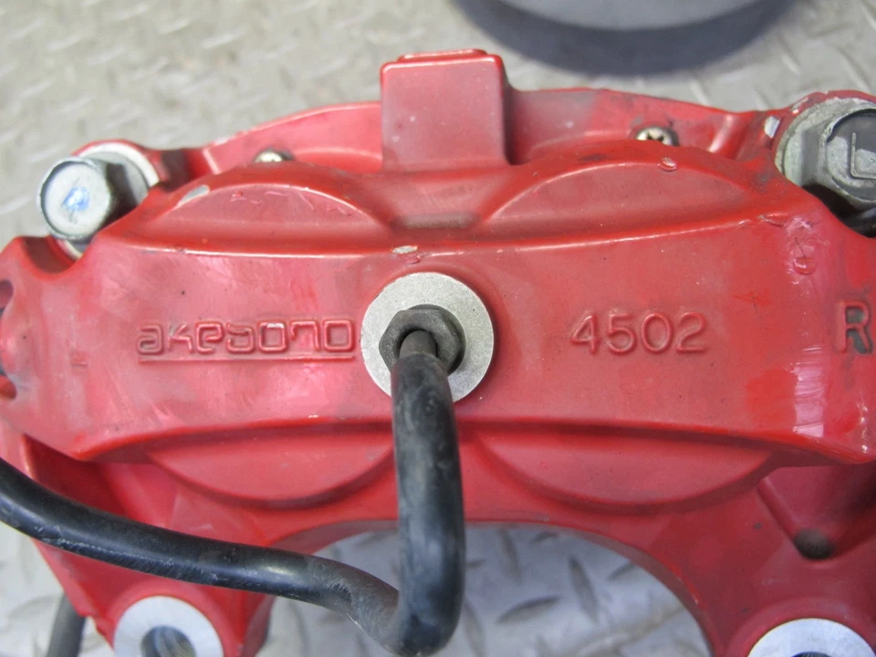 10-20 JUEGO PINZAS FRENO DELANTERO IZQUIERDO Y DERECHO NISSAN Z34 370Z AKEBONO 98K OEM Foto 3 de 4