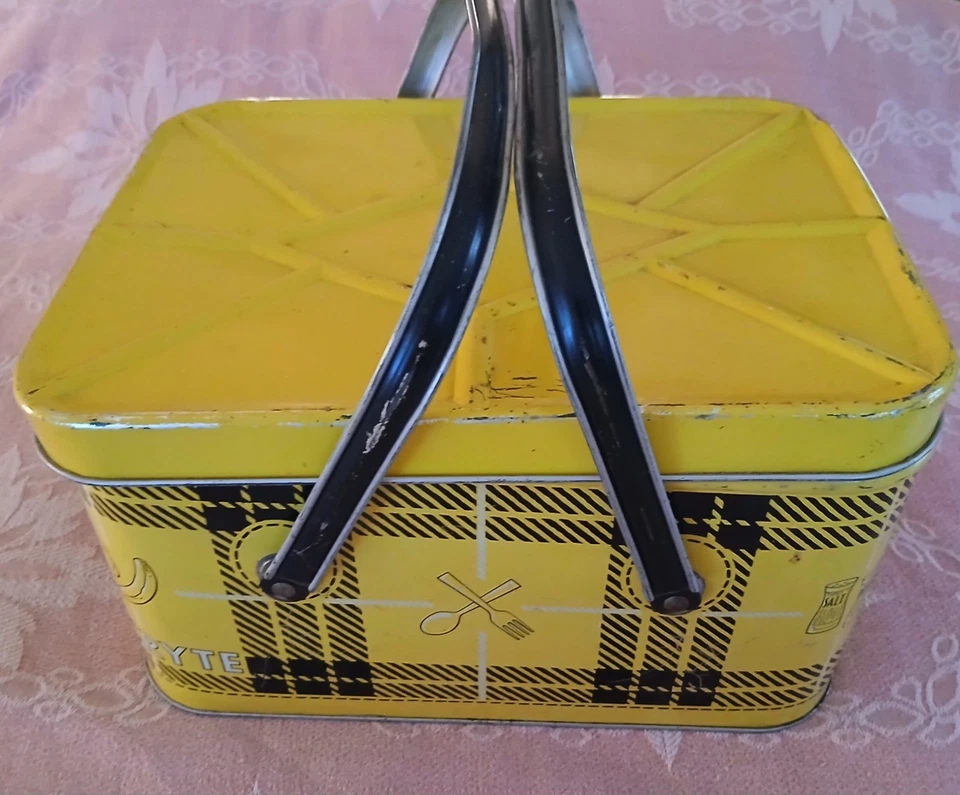 De colección. Cesta de picnic de hojalata Nesco PicnicRyte 13,5x9,5x8 MCM amarillo y negro a cuadros 1950 Foto 2 de 4