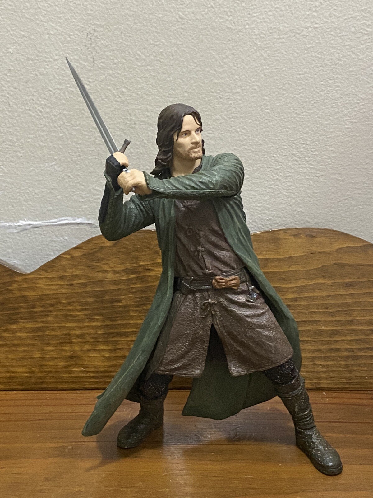 Lord of the Rings Helm's Deep Aragorn with Sword-Slashing Action Figure ...