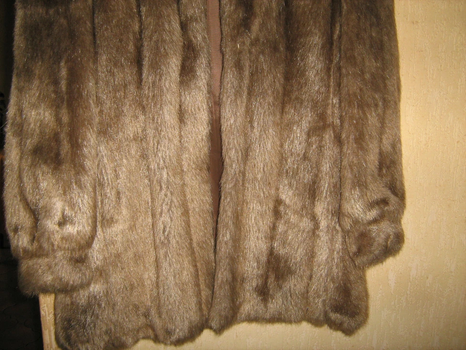 VESTE VINTAGE EN FOURRURE SYNTHETIQUE  LOT N°V1 - Photo 4/4