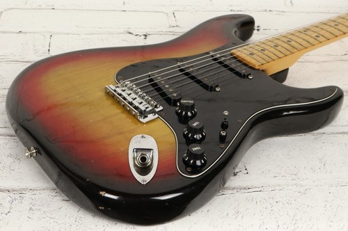 1977 Fender Stratocaster 3-Color Sunburst Electric Guitar w/ Original Case - Picture 8 of 23