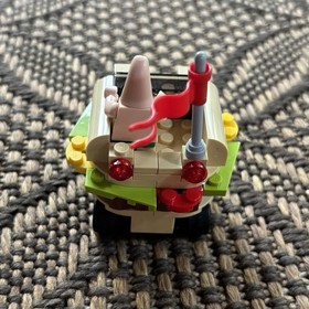 2009 Retired SpongeBob LEGO Set 3833  No Box, 1 Chipped Piece, Manual Included