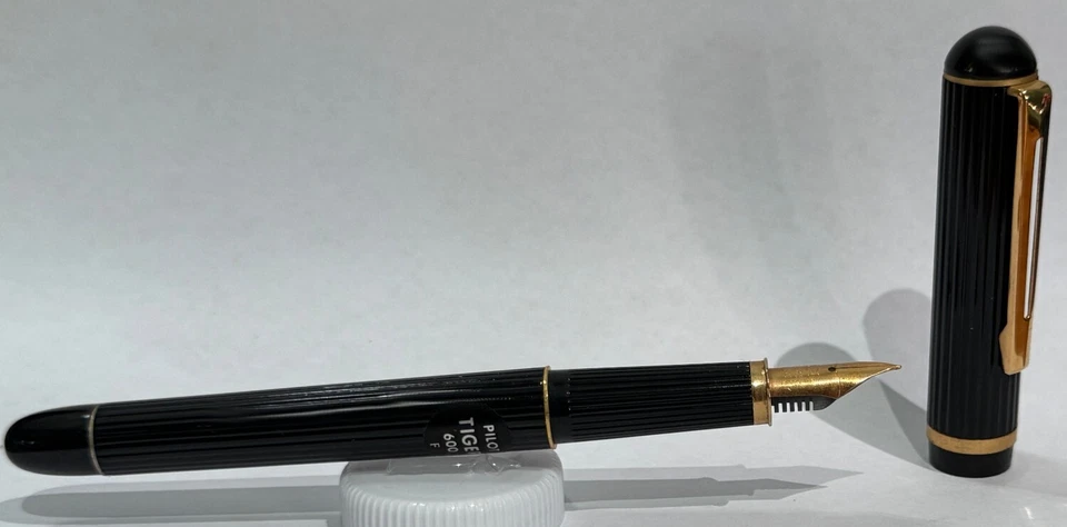 Pluma Estilográfica Pilot Tiger 600 Negra Acanalada y Dorada - Plumín F - Años 70 - Nueva-Antigua-Stock Foto 3 de 4