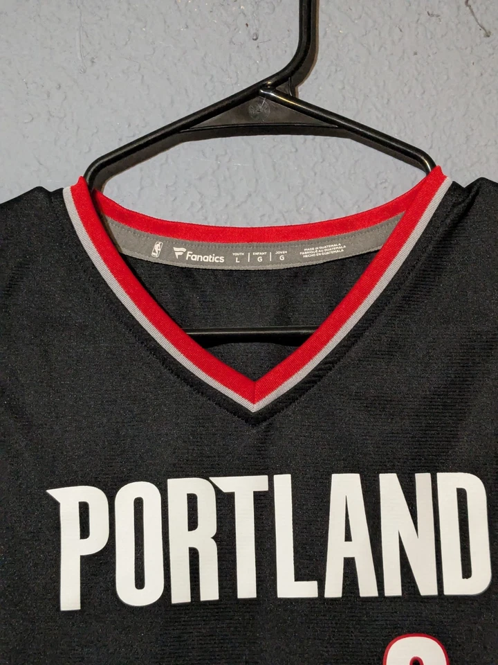 Camiseta Damian Lillard #0 Juvenil Grande Fanáticos Portland Trail Blazers Negra/Roja L Foto 3 de 4