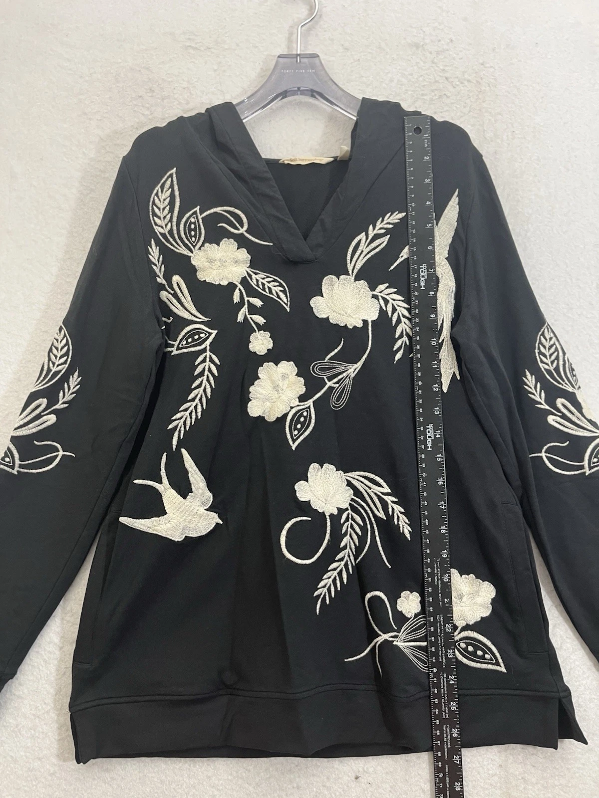 VETEMENTS Felpa con cappuccio donna morbida Dintorni piccola nera ricamata colibrì floreale