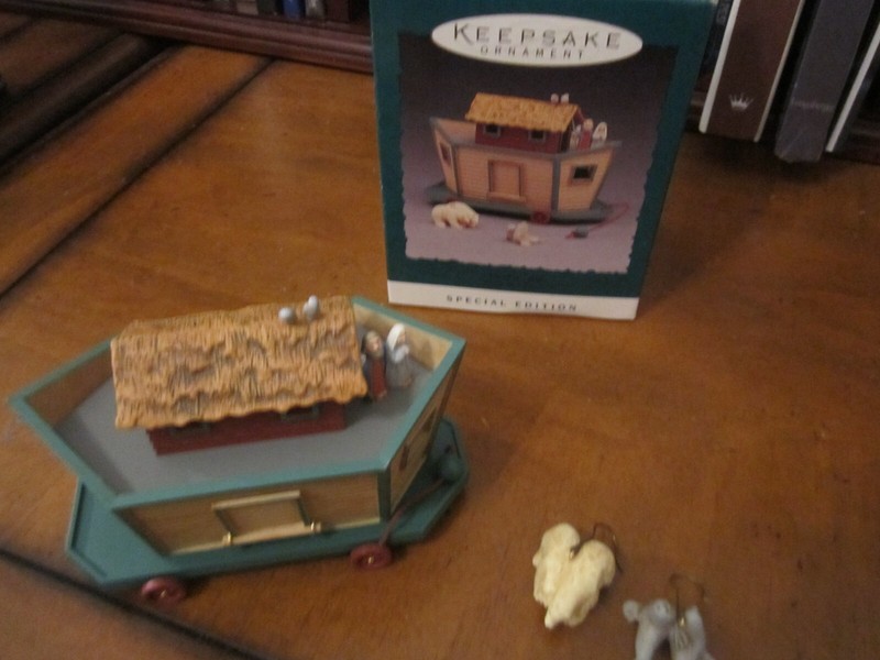 Hallmark Keepsake ornament Noah' ark with 2 animals Limited edition