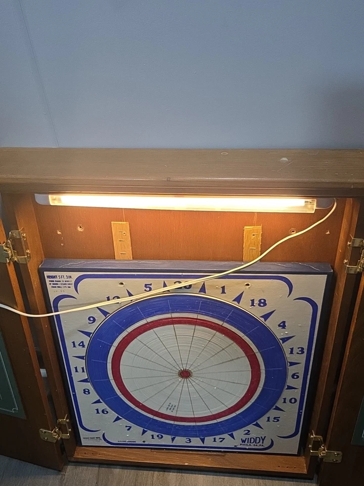 Como nuevo escaso difícil de encontrar ingenioso tablero de dardos con gabinete de madera iluminada + dardos Foto 2 de 4