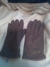 Vtg Brownish Gray 100 genuine leather gloves, soft texture and classic designAC