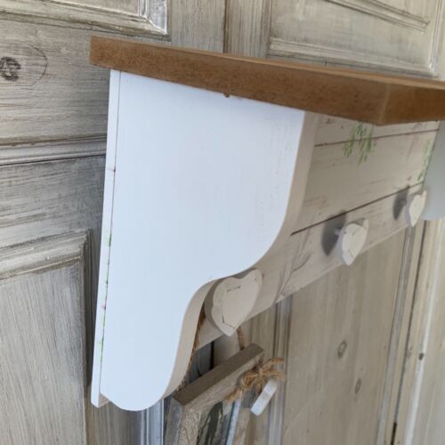 Pequeño estante de pared de madera pintada corazón ganchos clavijas campo cocina diseño de flores - Imagen 7 de 11