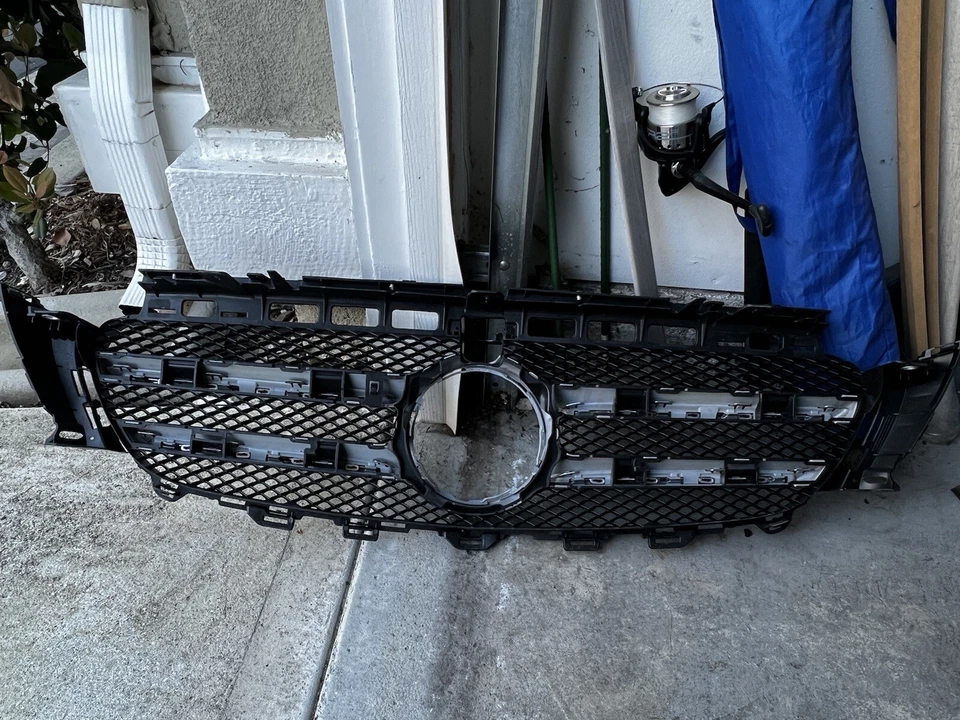 Mercedes-Benz E350 2020 parrilla Foto 2 de 3