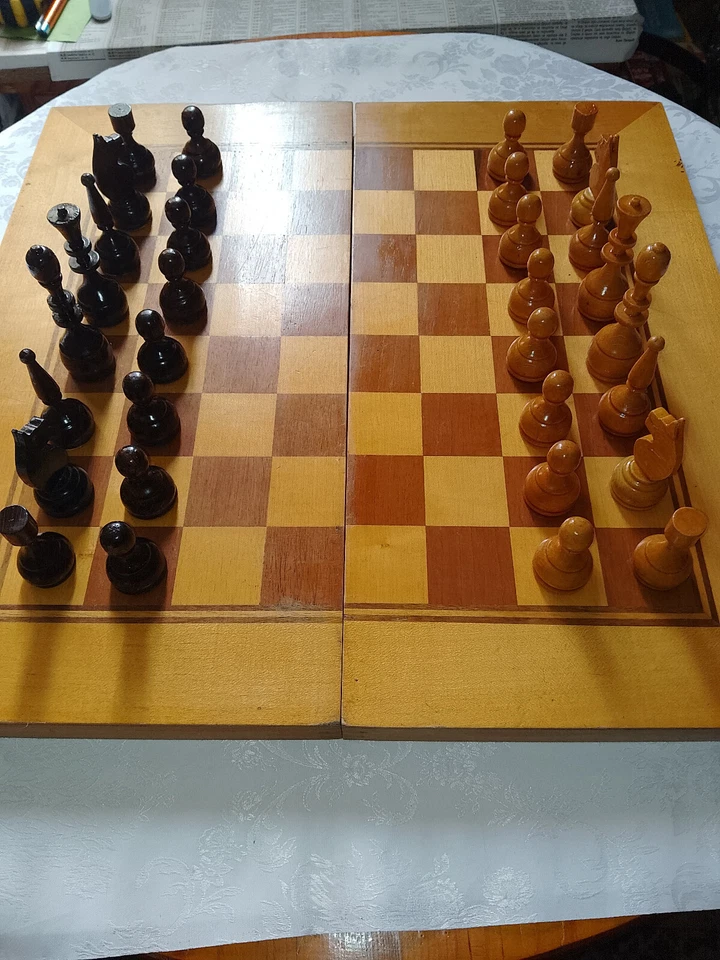 VINTAGE  GAME-WOODEN BOX Large  Masive  CHESS With a FULL SET 32 Wooden  PIECES - Image 4 of 4