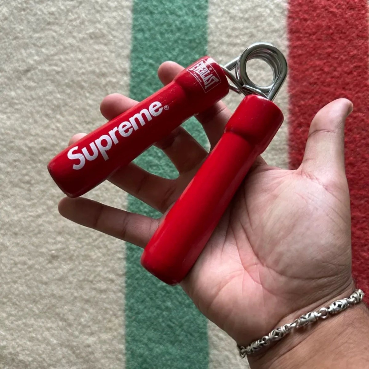 シュプリーム　Supreme x Everlast ハンドグリップ シュプリーム Supreme x Everlast ハンドグリップ - メルカリ