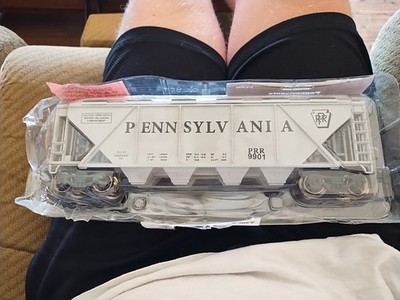 Menards Gold Line O-Scale 279-3582 Pennsylvania/PRR Covered Hopper Car #9901