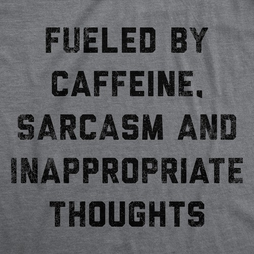 Camiseta para hombre alimentada por sarcasmo de cafeína y pensamientos inapropiados café divertido - Imagen 2 de 7