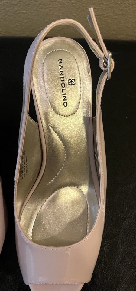 Tacones bandolera Bandolino rosa claro peep toe, charol sintético, talla 6 Foto 2 de 4