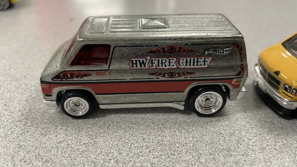 Lote de 2 Hot Wheels Dodge Van Mooneyes Amarillo y Zamac Chief Van Rueda Intercambiada Foto 2 de 4