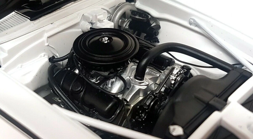 Acme 1/18 Pontiac 1968 Firebird Street Fighter White Diecast Model Car - Image 2 of 4