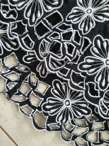 BNWT Therapy Women's Black White Embroidery Design Shell Top Size 10 - Picture 3 of 4