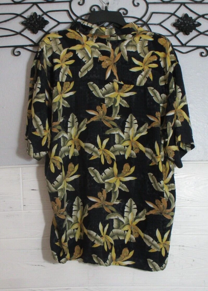 Camisa para hombre Natural Issue seda con botones talla L negra floral Foto 2 de 4