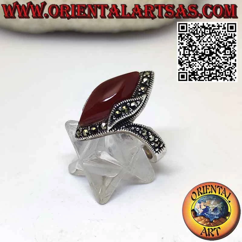 Anello in argento 925‰ con corniola a navetta e marcasite a rialzo sui lati - Immagine 3 di 3