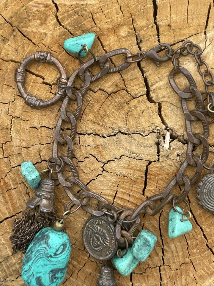 una pulsera con dije turquesa y cobre Foto 4 de 4