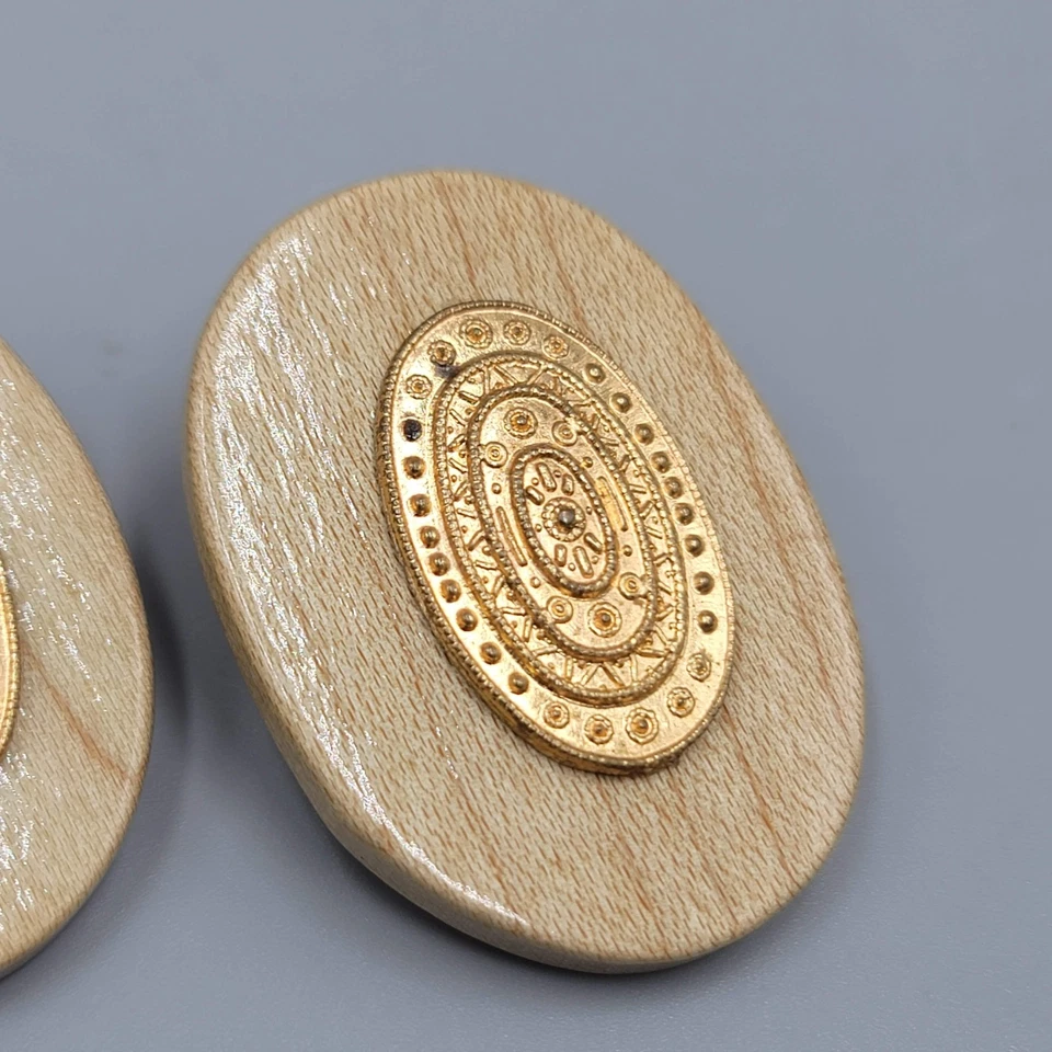 Pendientes perforados grandes de madera con gota ovalada tono dorado 1,5" Foto 4 de 4