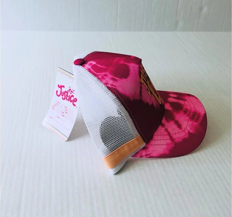 Gorra estilo béisbol Justice Girls roja con panel frontal tie dye y ala Foto 2 de 4