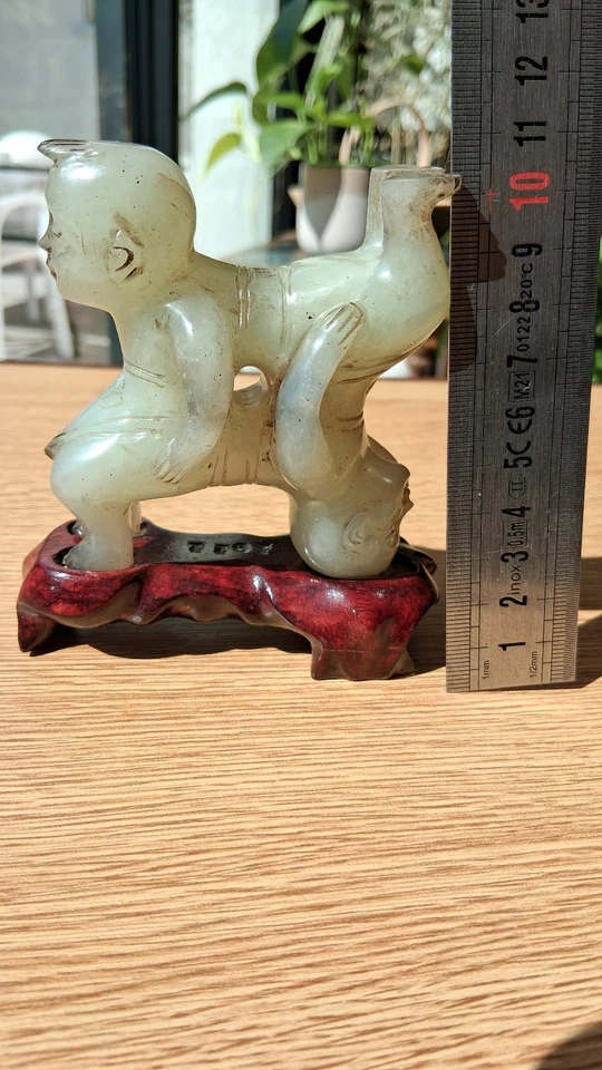 Sculpture en Jade Chinoise sur socle bois représentant des Jumeaux Acrobates - Photo 1/4