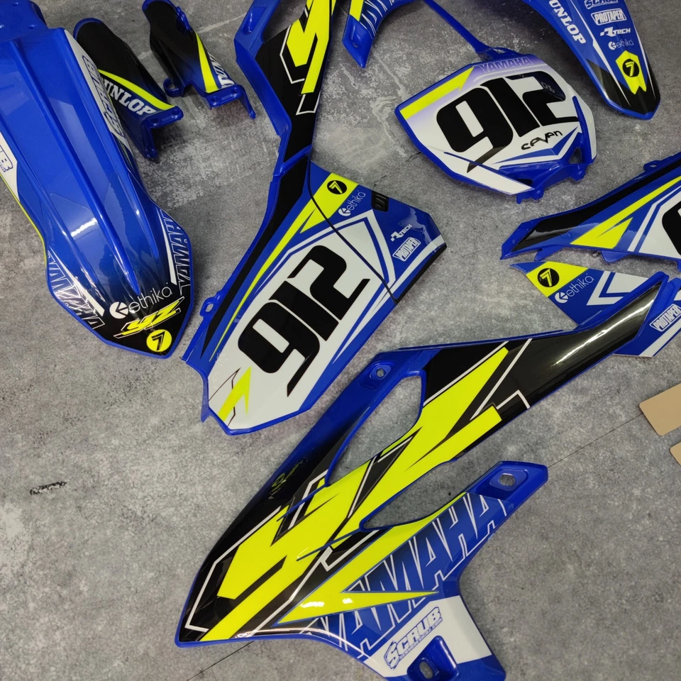 Plásticos + Gráficos Yamaha YZ 85 2022-2026 Fluo + Número de carrera personalizado Foto 3 de 4