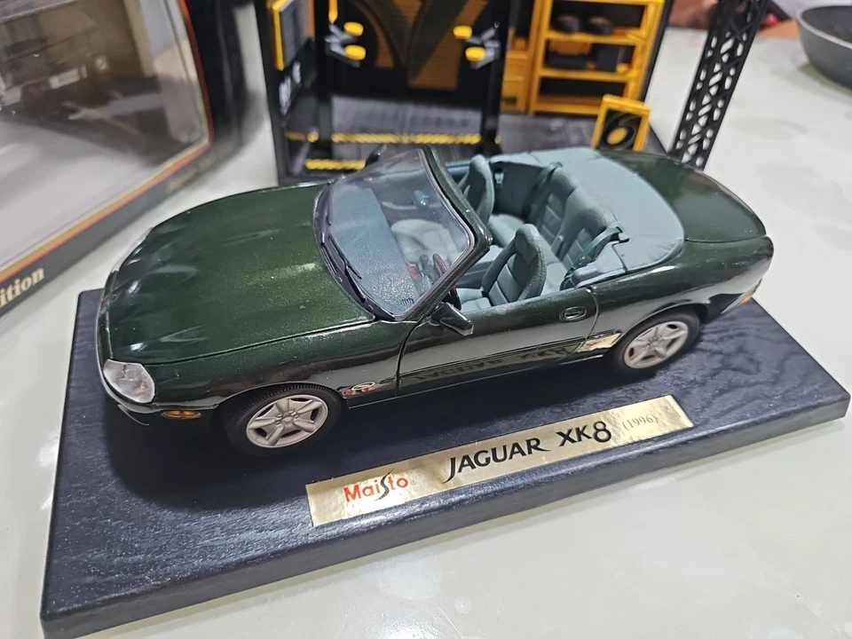 Jaguar XK8 CABRIOLET MAISTO 1996 SCALA 1/18 Con Box - Immagine 2 di 4