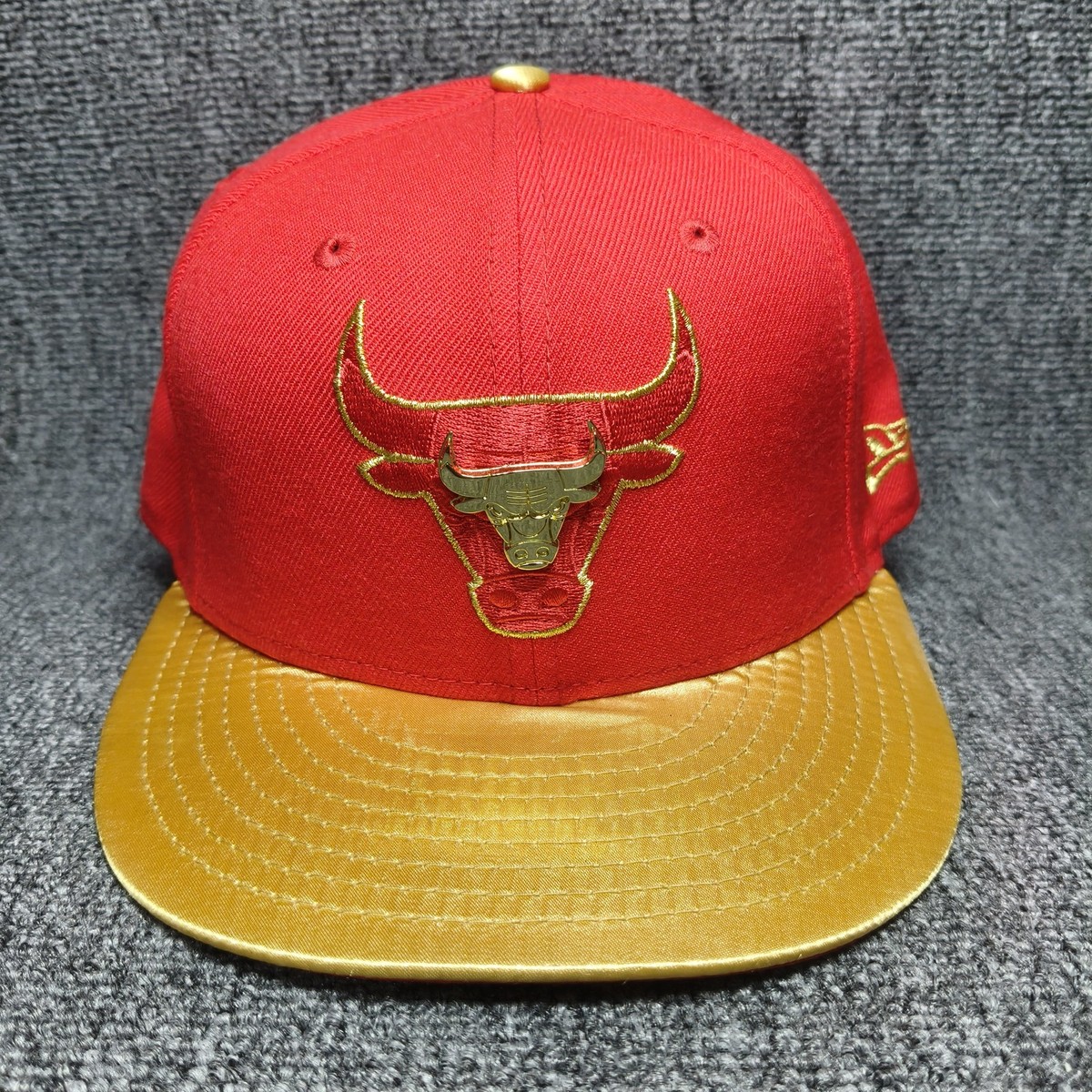 New Era Chicago Bulls NBA Red Gold Metal Badge Snapback Hat Cap OSFM Y411