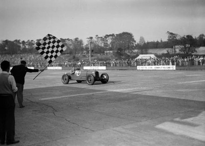 Fontes Alfa Romeo Monza takes the chequered flag during the JCC In- Old Photo
