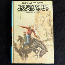 28 The Sign of the Crooked Arrow (1970):  Vintage Hardy Boys Book Blue-Back