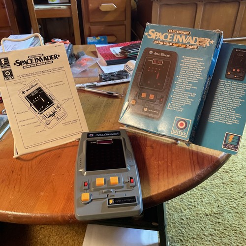 1980 ENTEX ELECTRONIC SPACE INVADER HAND-HELD GAME WITH BOX Works