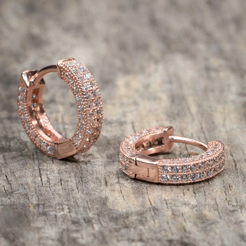 Pendiente de aro Huggie para hombre enchapado en oro rosa de 14 k diamante simulado corte redondo de 2 quilates Foto 2 de 4