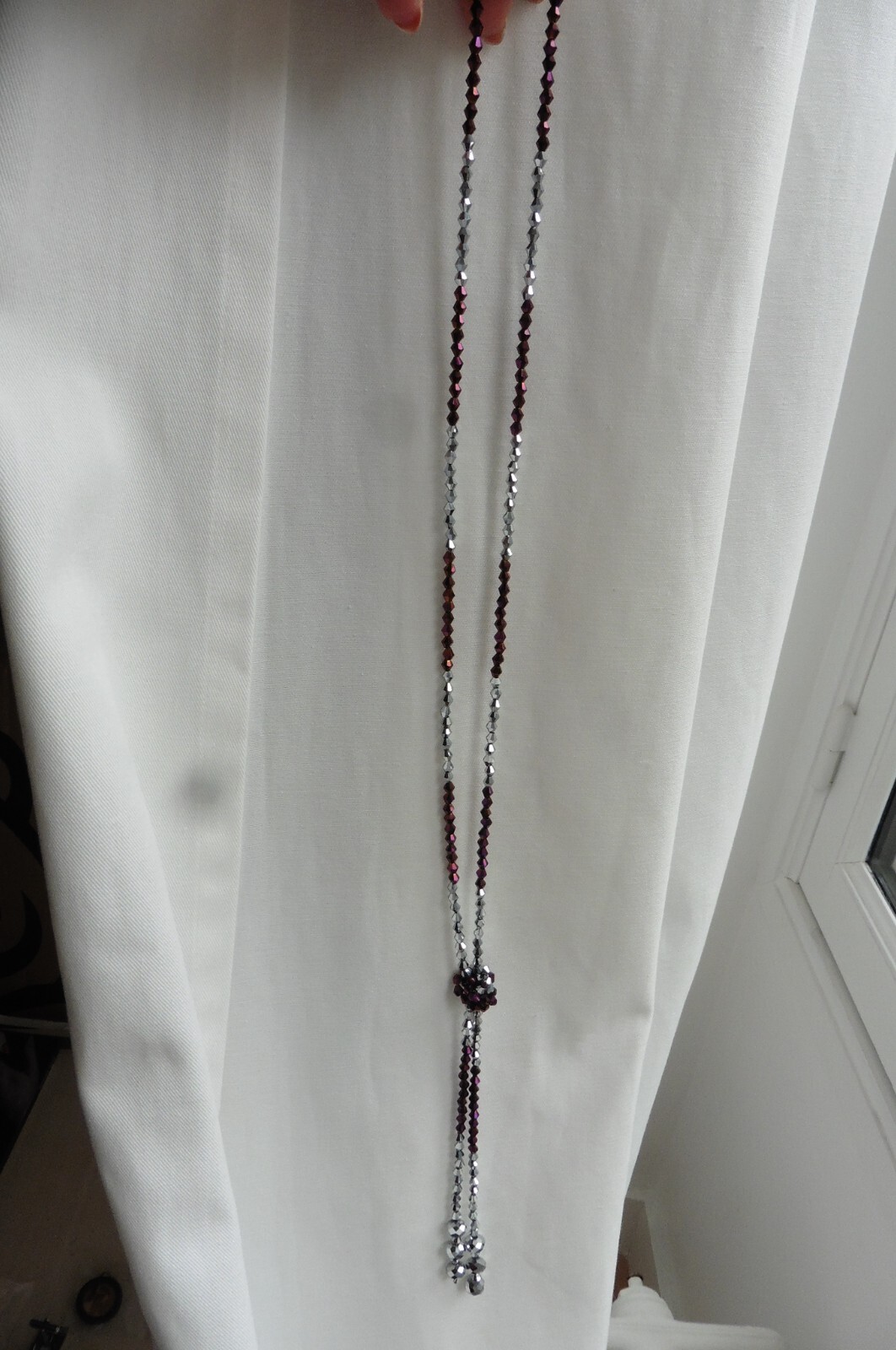 Collier sautoir à noeud avec perles violettes et cristaux argentés