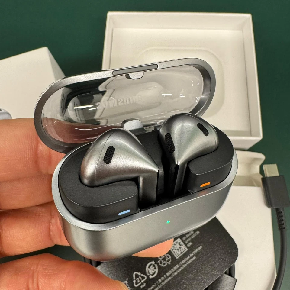 Samsung Galaxy Buds3 Silver Wireless Earbuds - SM-R530NZAAEUA - Image 3 of 4