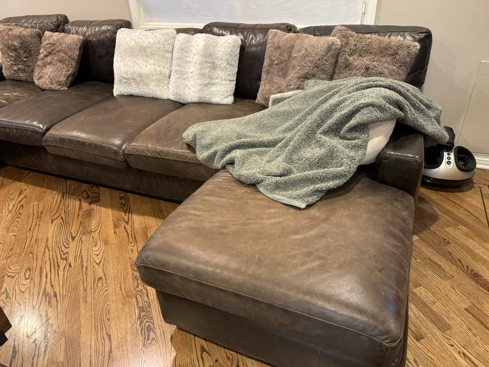 Large deep comfortable Brown leather sectional/sofa/couch  - Image 4 of 4