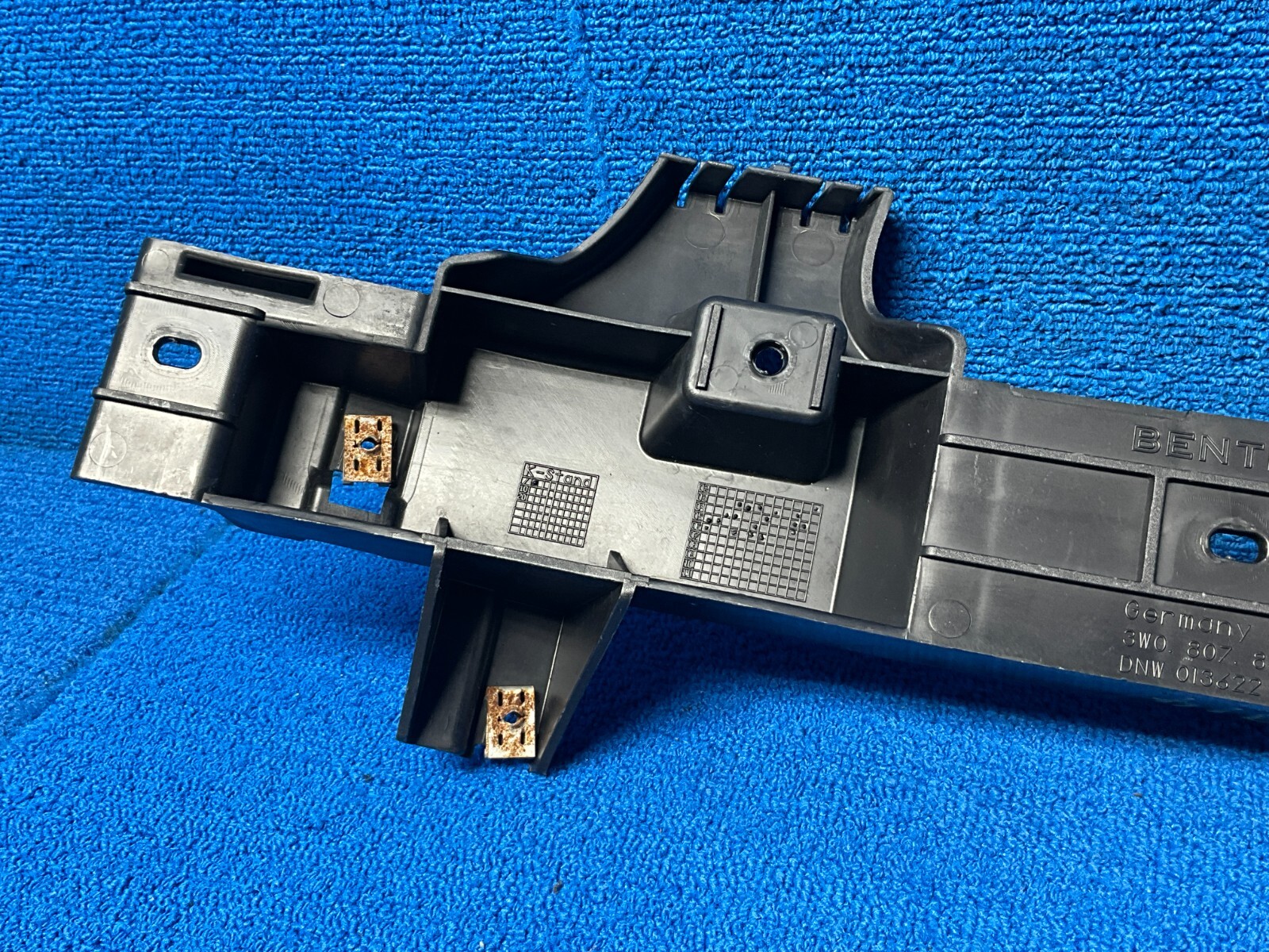 2005 - 2010 BENTLEY CONTINENTAL GTC REAR LEFT BUMPER HOLDER SUPPORT BRACKET OEM