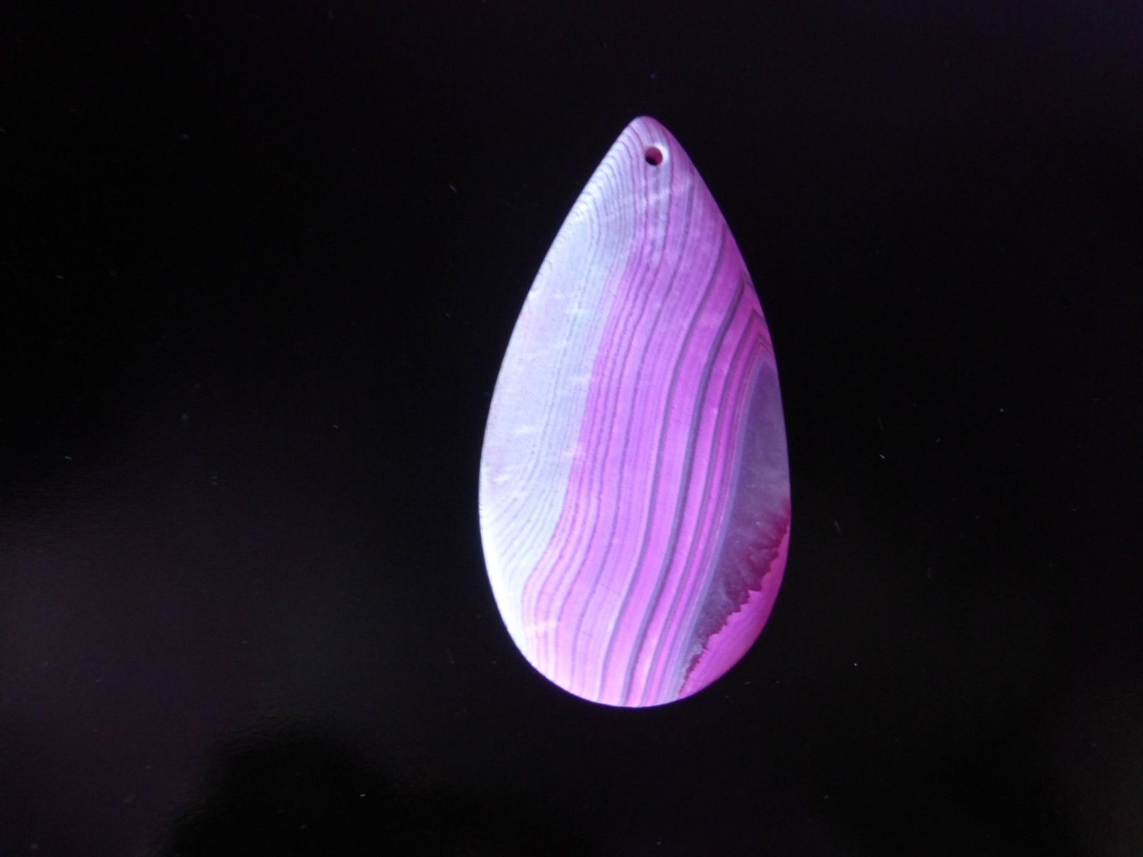Pendentif larme en agate rose et blanc transparent de 6.5 cm pour collier chic