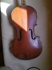 Violon acoustique ancien en bois verni marron, fissure visible