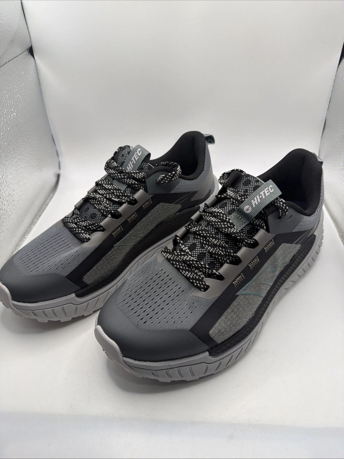 Hi-Tec Men’s castle Rock Black Microchip Hiking Trail Sneakers size 9.5 New