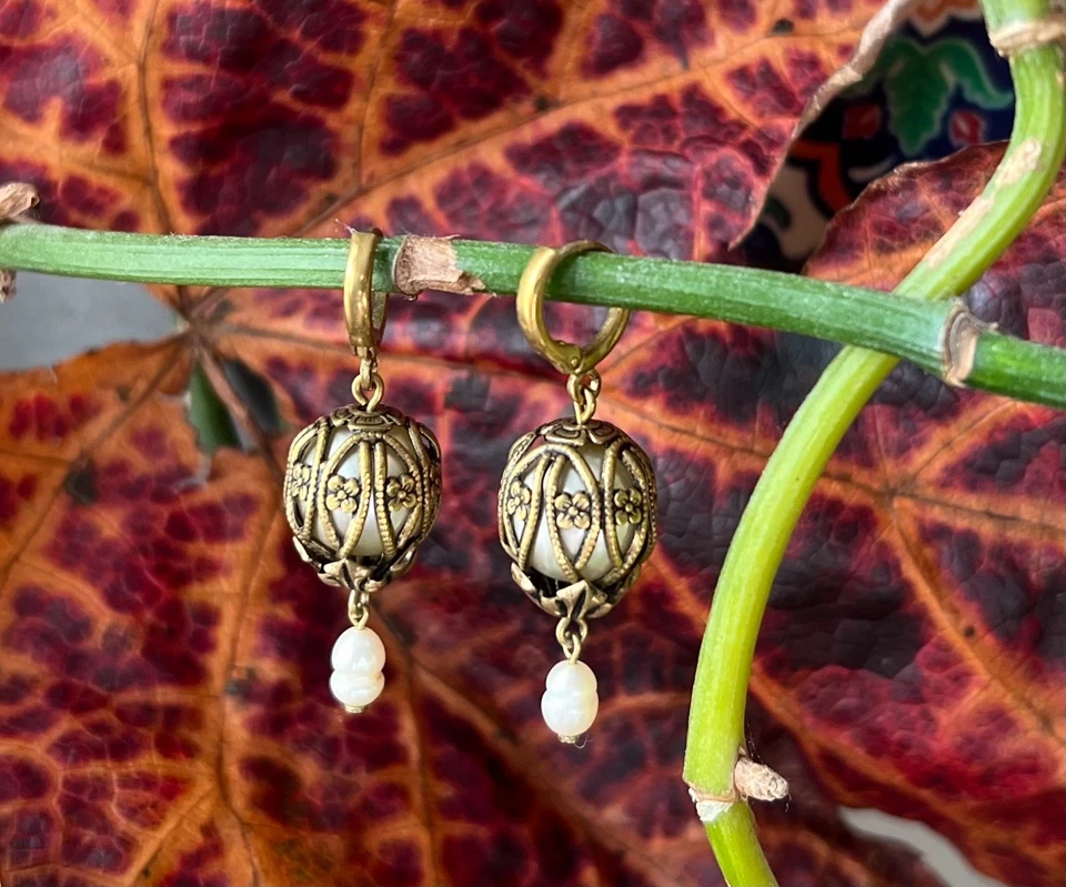 Wunderschöne Perlen-Ohrringe / Ohrhänger in filigraner Fassung - Bild 2 von 4