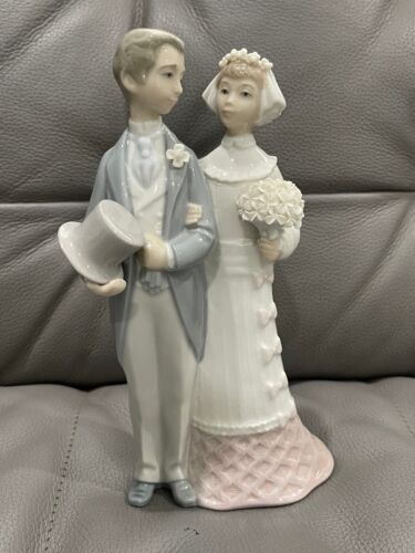 Figurine en porcelaine Lladro 4808 garniture de gâteau mariée et marié - Photo 1/12