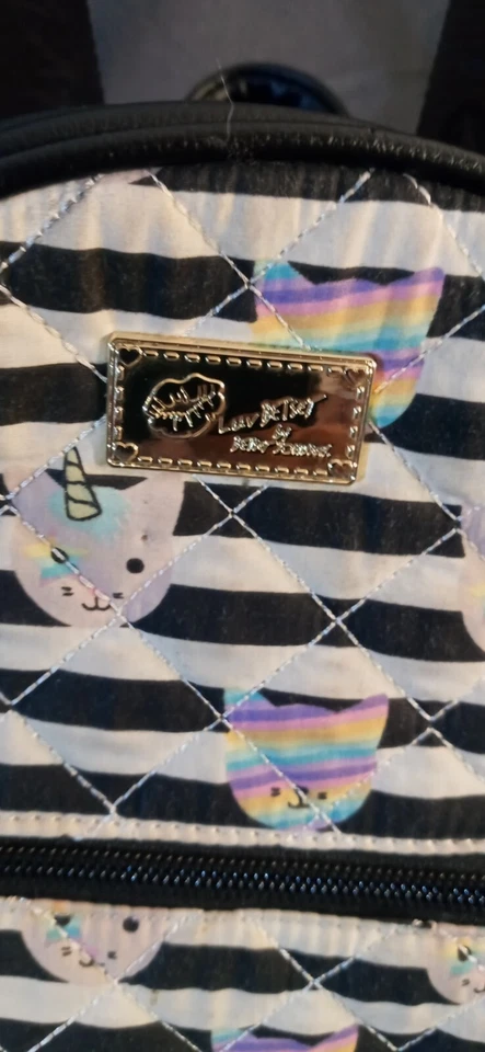 Mochila Betsy Johnson Mini Catacorn a rayas blancas y negras Foto 4 de 4