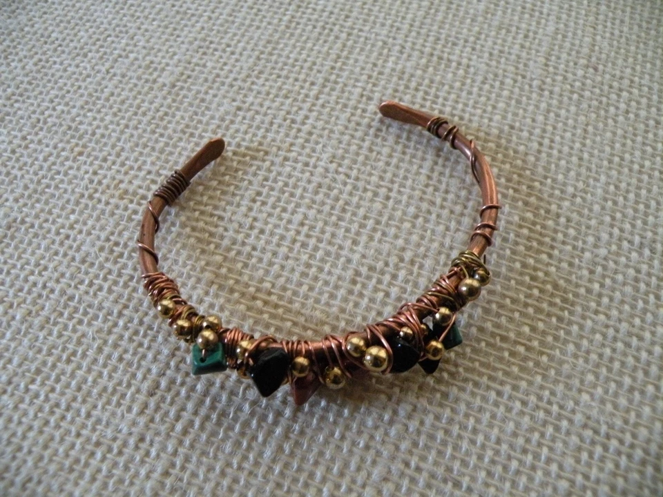 Brazalete de cobre brazalete jaspe rojo obsidiana malaquita cuentas de latón arte artesanal de alambre Foto 2 de 4