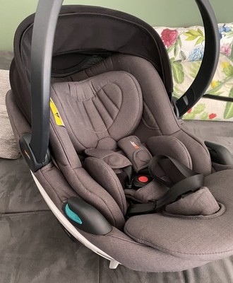 BeSafe Go Beyond Babyschale   Dark Grey Melange   mit Neugeborenen Einsatz